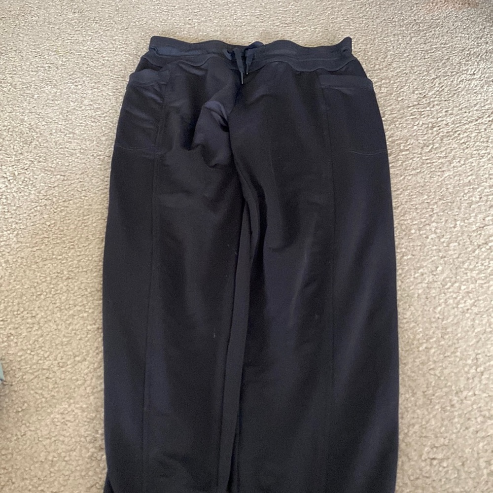 Athletic sweatpants closes at ankle